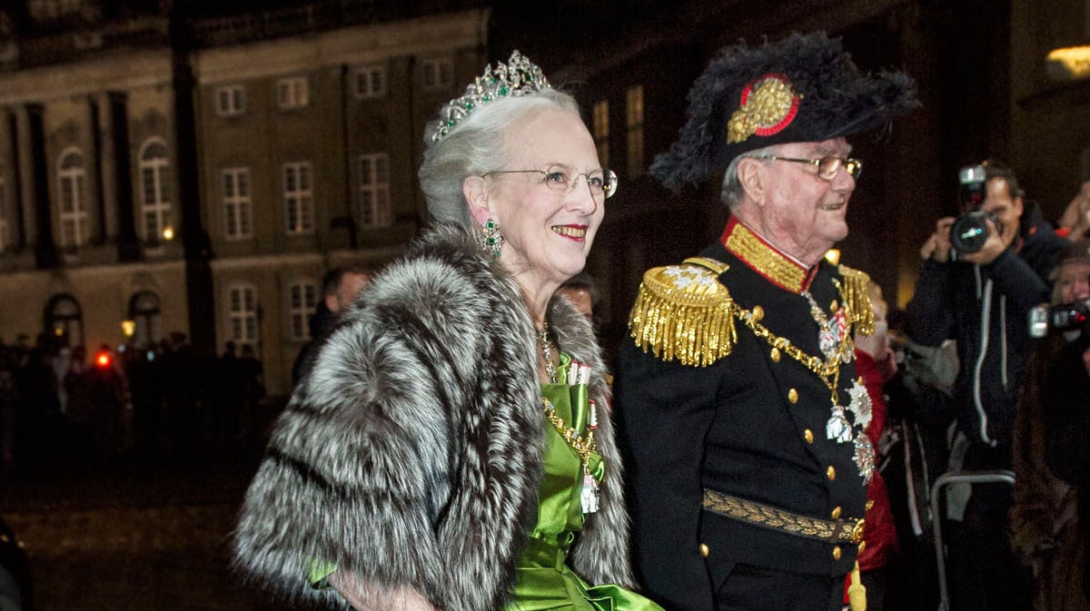 Dronning Margrethe og prins Henrik ved nytårskuren 1. januar 2014.