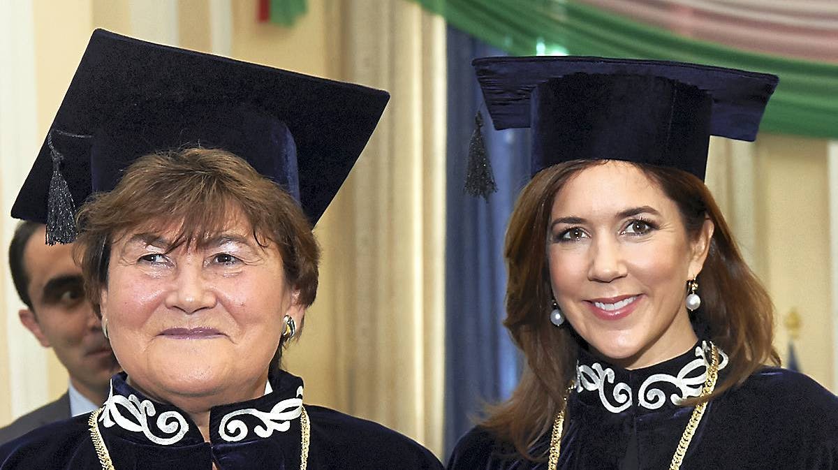 Kronprinsesse Mary og professor Jakab, da de blev udnævnt til æresdoktorer i Tadsjikistan.