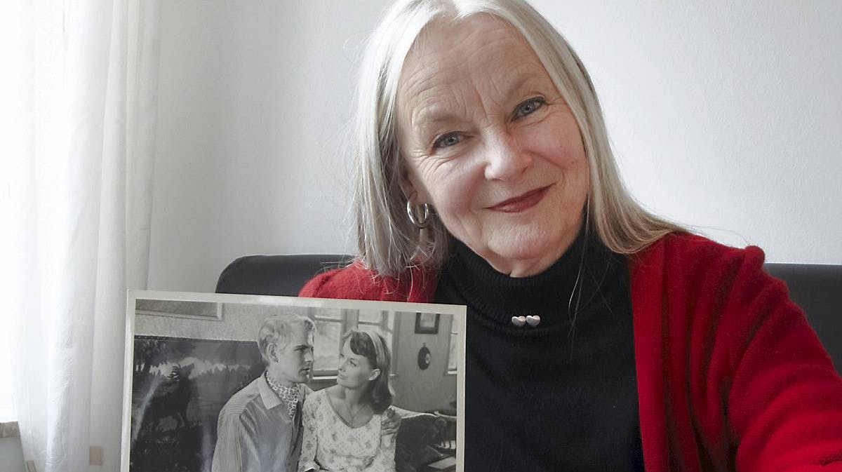Skuespiller Jane Thomsen spillede som ung med i de tre danske film om "Næsbygaard" efter Morten Korchs romaner. Her er hun i 2012 med et billede af sig selv i rollen som pastor Pripps datter Rosa sammen med Ib Mossin. 