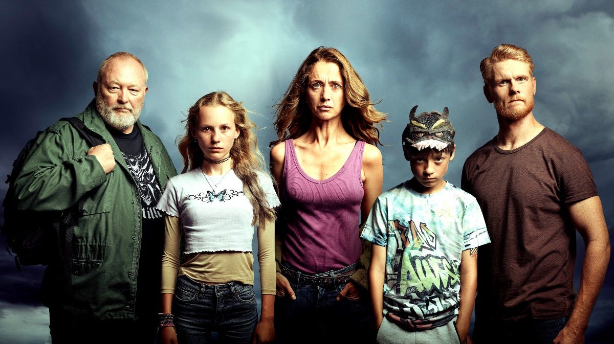 Bjarne Henriksen, Flora Ofelia Hofmann Lindahl, Christine Albeck Børge, Noah Storm Otto og Peter Plaugborg i "Ulven kommer". 