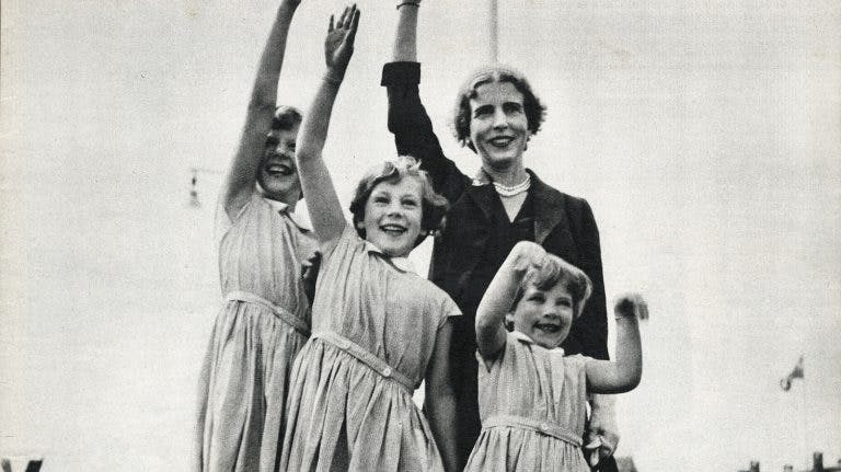 Dronning Ingrid og døtrene Margrethe, Anne-Marie og Benedikte står og vinker ved Toldboden i København.
