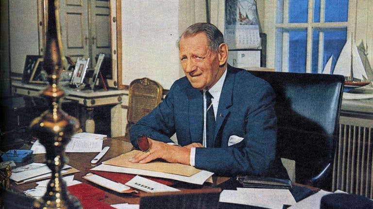 Kong Frederik den 9. ved sit skrivebord 1967