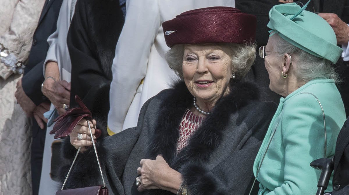 Prinsesse Beatrix og dronning Margrethe til fejringen af kong Carl Gustafs 70-års fødselsdag i 2016 i den ydre slotsgård på Stockholm Slot. 