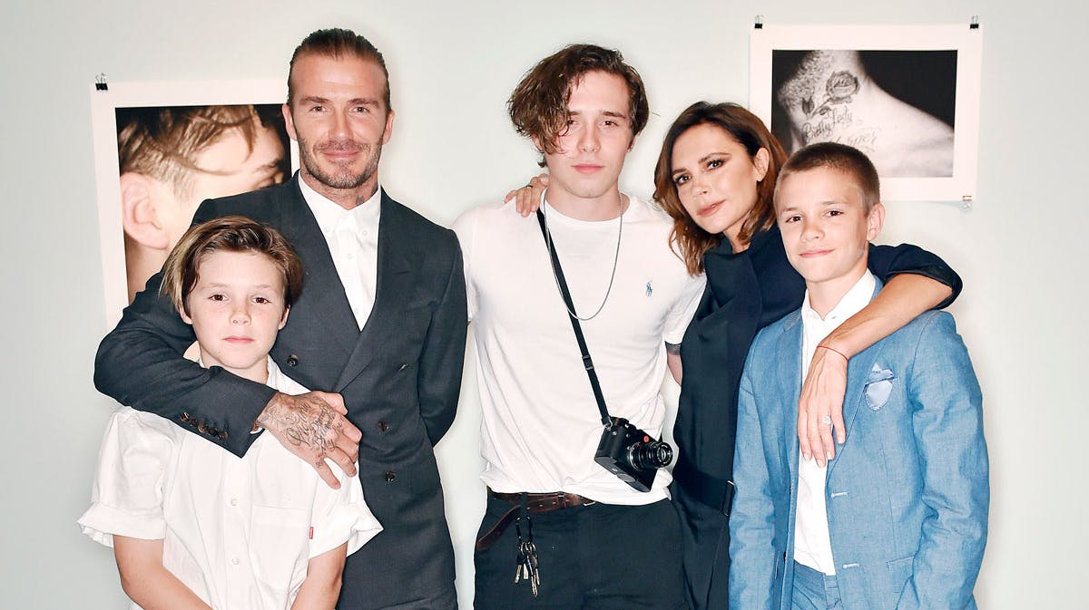 David og Victoria Beckham med sønnerne Brooklyn, Romeo og Cruz. 