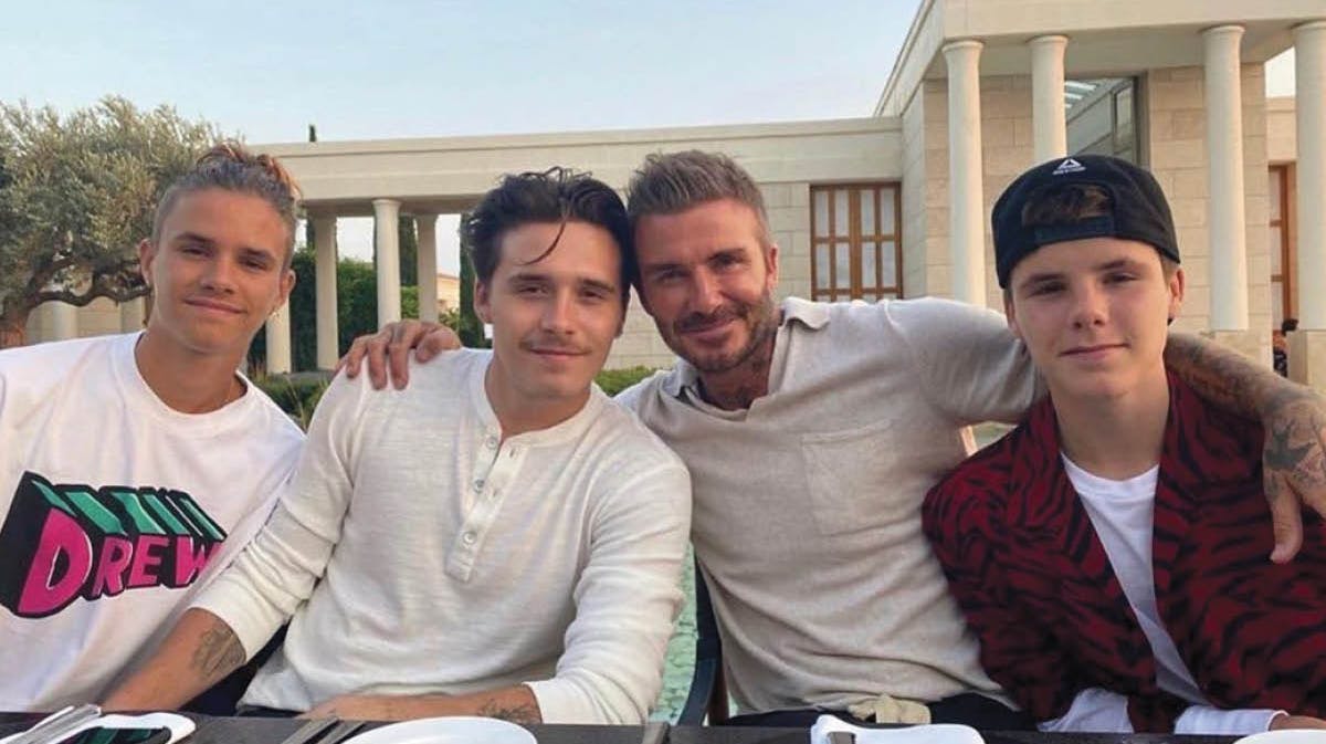 Fra venstre fødselsdagsbarnet Romeo, storebror Brooklyn, far David og lillebror Cruz.