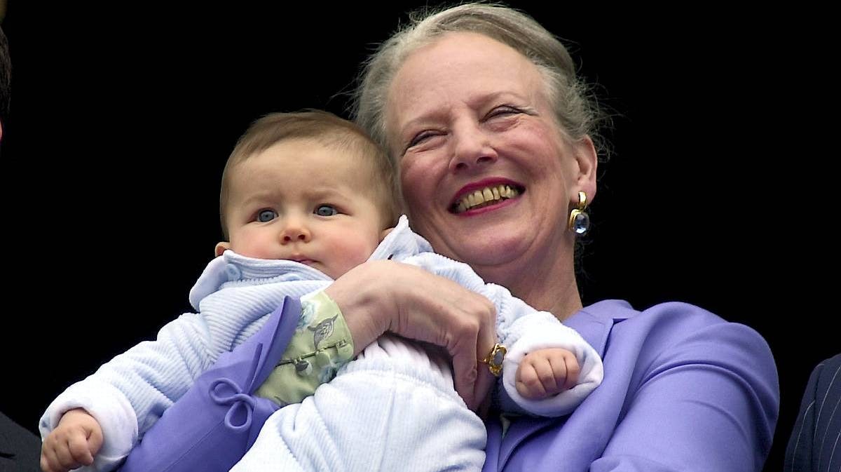 Dronning Margrethe med sit første barnebarn, prins Nicolai