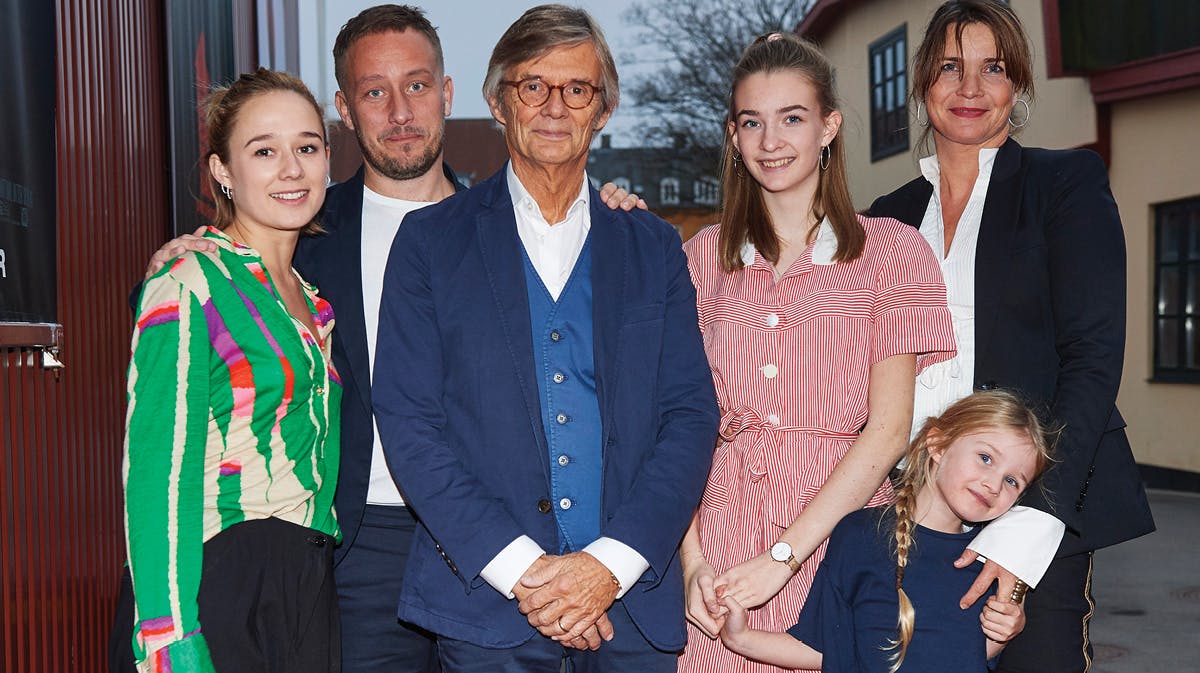 Bille August og Sara-Marie Maltha til instruktørens fødselsdag. Her er Bille omgivet af halvdelen af sin børneflok: F.v. Alba, Anders, Amaryllis og Aya.