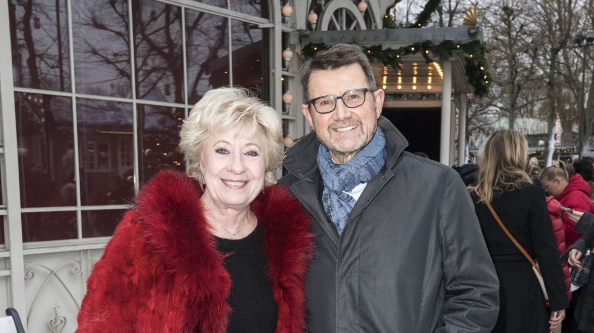 Birthe Kjær sammen med den tidligere minister Helge Sander til premieren på "Julekortet". 
