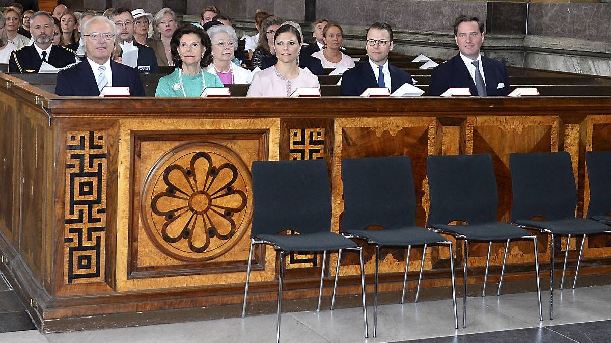 Den svenske kongefamilie måtte undvære prinsesse Madeleine, da de fejrede fødslen af prins Nicolas med en gudstjeneste i Slotskirken.