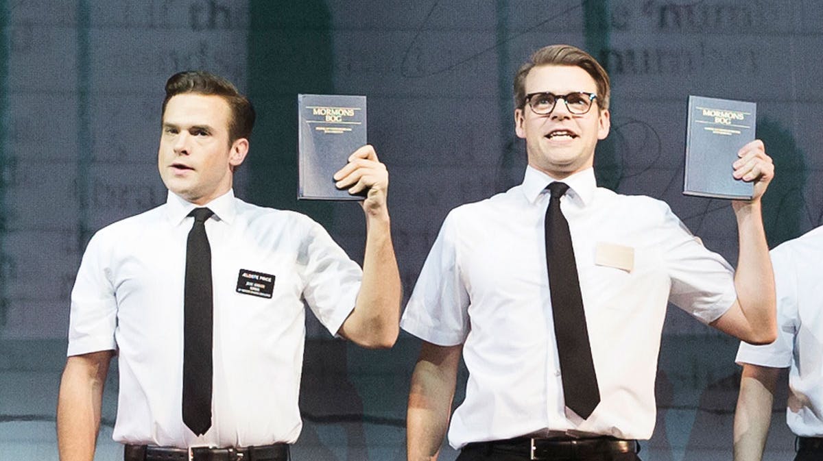Silas Holst og Carsten Svendsen på scenen i "The book of mormon".