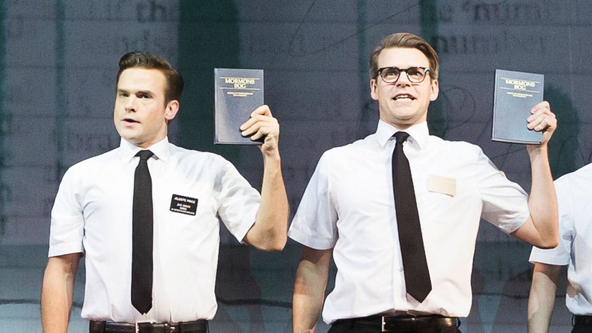 Silas Holst og Carsten Svendsen på scenen i &quot;The book of mormon&quot;.