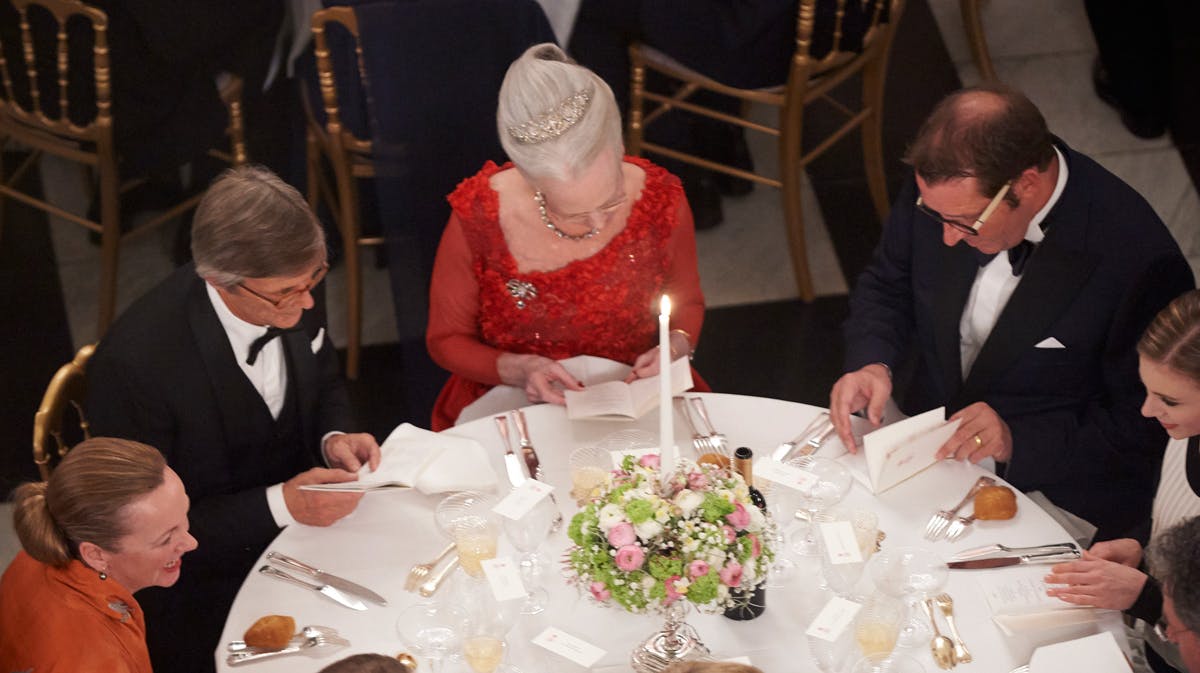 Dronning Margrethe har Søren Østergaard til bords.