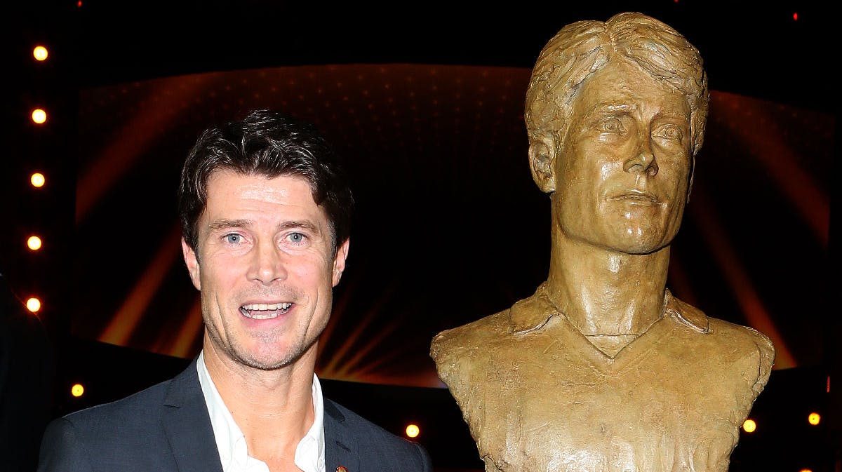 Brian Laudrup med busten der skal stå i Hall of Fame
