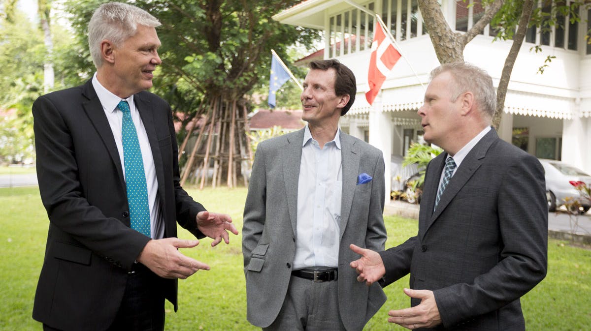 Vietnams ambassadør, der også er ambassadør for Laos, John Nielsen (t.v.) flankerer prins Joachim foran den danske ambassade i Bangkok, hvor ambassadør Mikael Hemniti Winther residerer og arbejder i et nu militær-regeret og -styret Thailand.