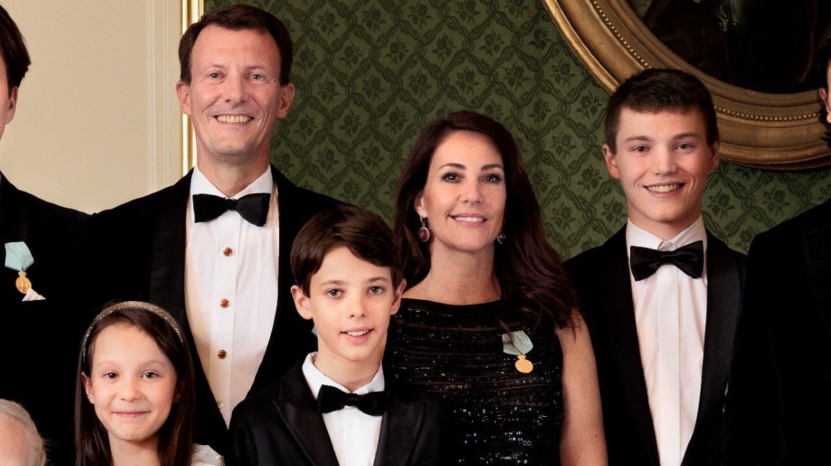 Et udsnit af det nye officielle familieportræt udsendt af kongehuset, hvor man kan se prins Joachim, prinsesse Marie, prins Henrik, prinsesse Athena og prins Felix.