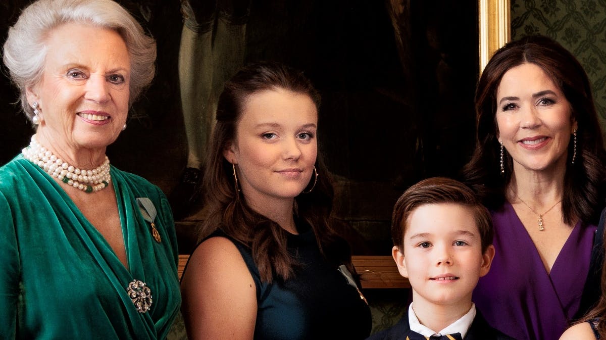 Et udsnit af det store nye officielle portræt af den kongelige familie, taget i anledning af dronningens 50-års regeringsjubilæum. Her ses prinsesse Benedikte, prinsesse Isabella, prins Vincent og kronprinsesse Mary.&nbsp;