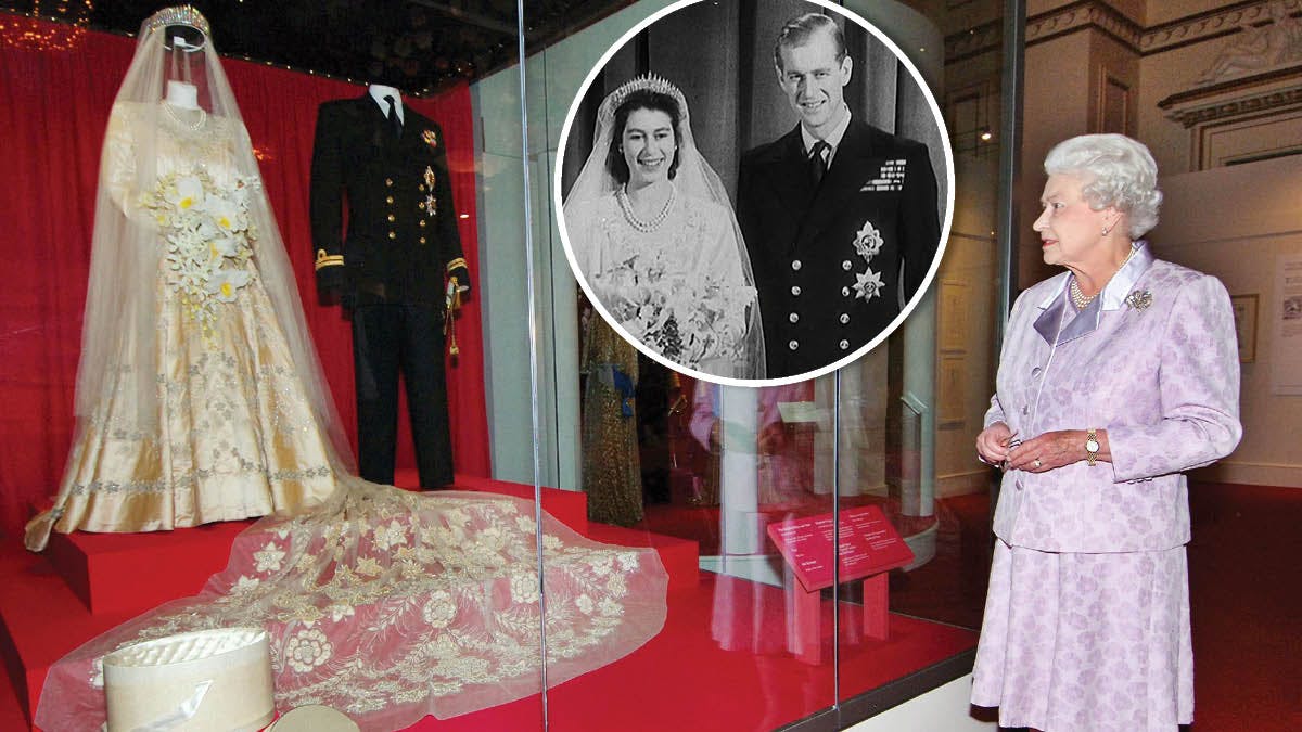 Dronning Elizabeth ser sin brudekjole på udstilling i 2007. Indsat: Brudeparret på bryllupsdagen i 1947.