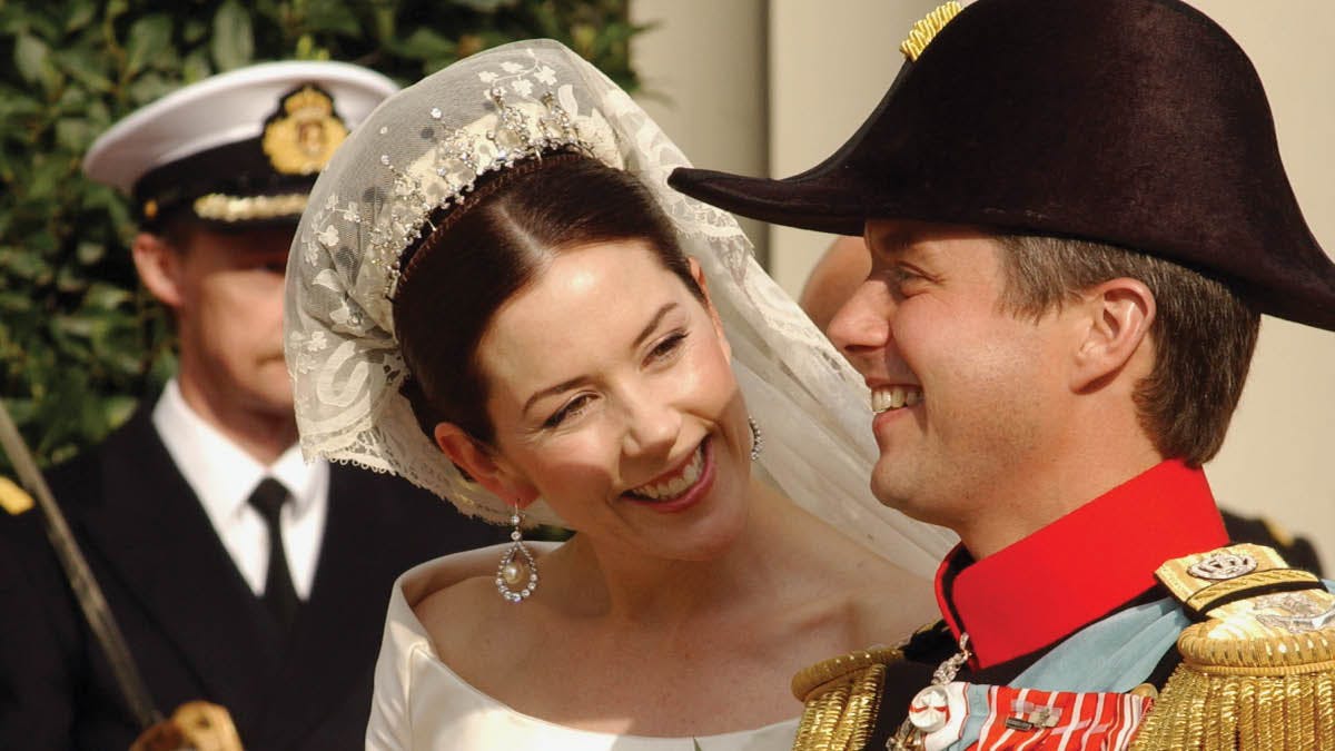 Kronprinsesse Mary og kronprins Frederik på deres bryllupsdag den 14. maj 2004.