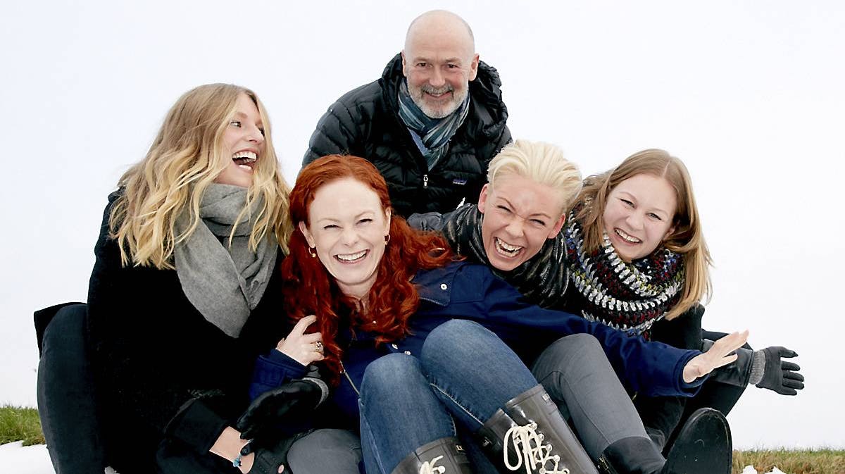 B.S. Christiansen sammen med pigerne fra programmet; Nathalie Gaardboe, Camilla Schütt Nielsen, Mille Møller og Eva Gebauer.