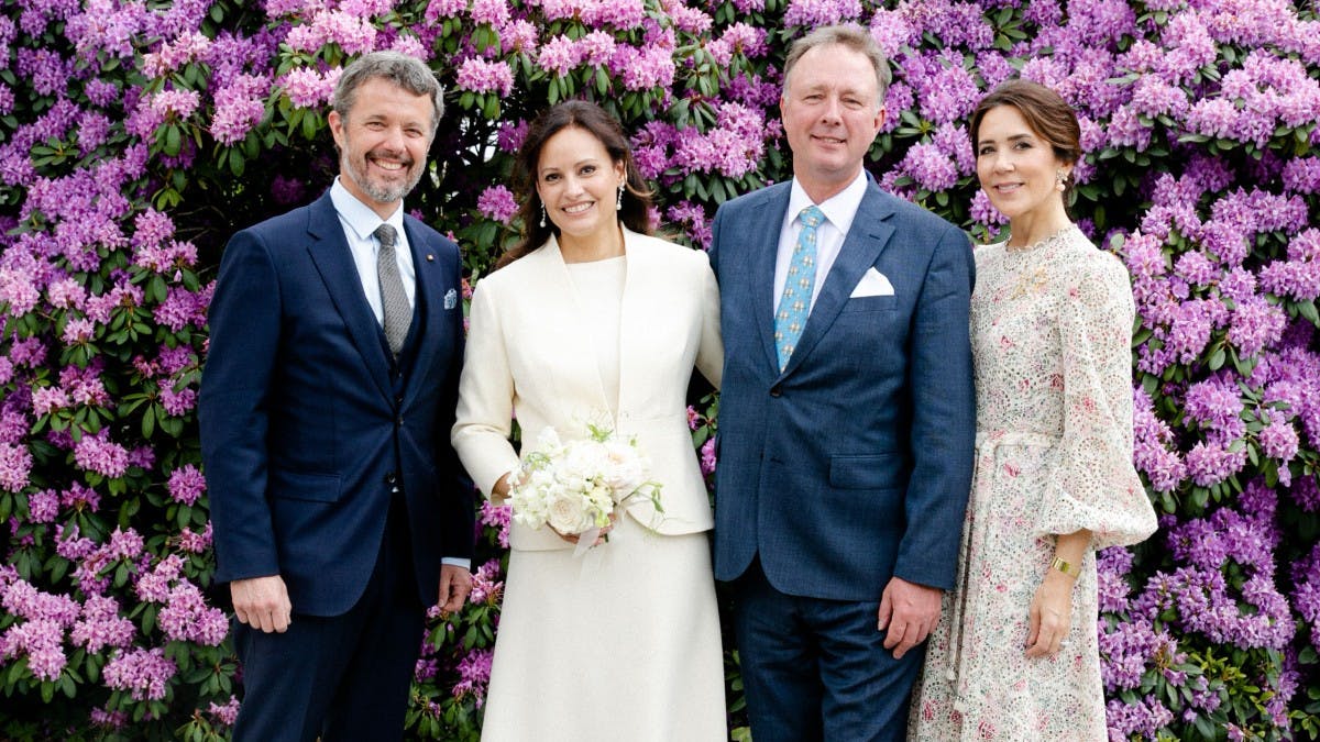 Nygifte prinsesse Carina og prins Gustav sammen med kronprinsparret ved deres borgerlige vielse fredag, billede delt af kongehuset.&nbsp;