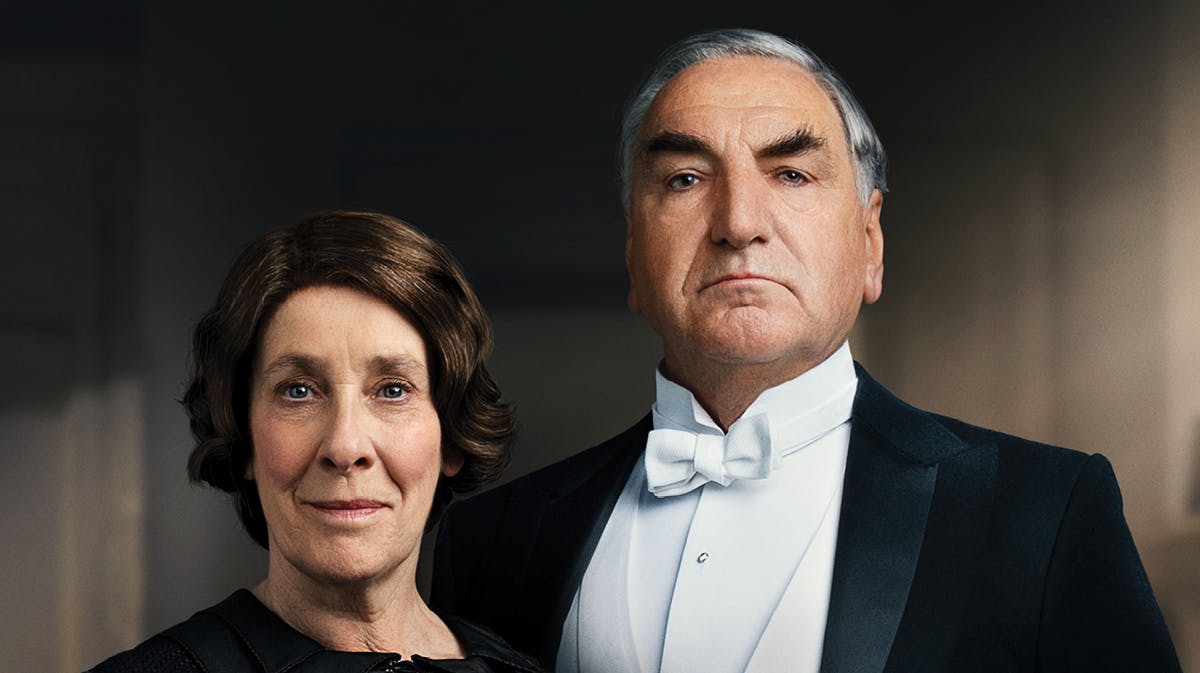 Phyllis Logan som Mrs. Huges og Jim Carter som Carson