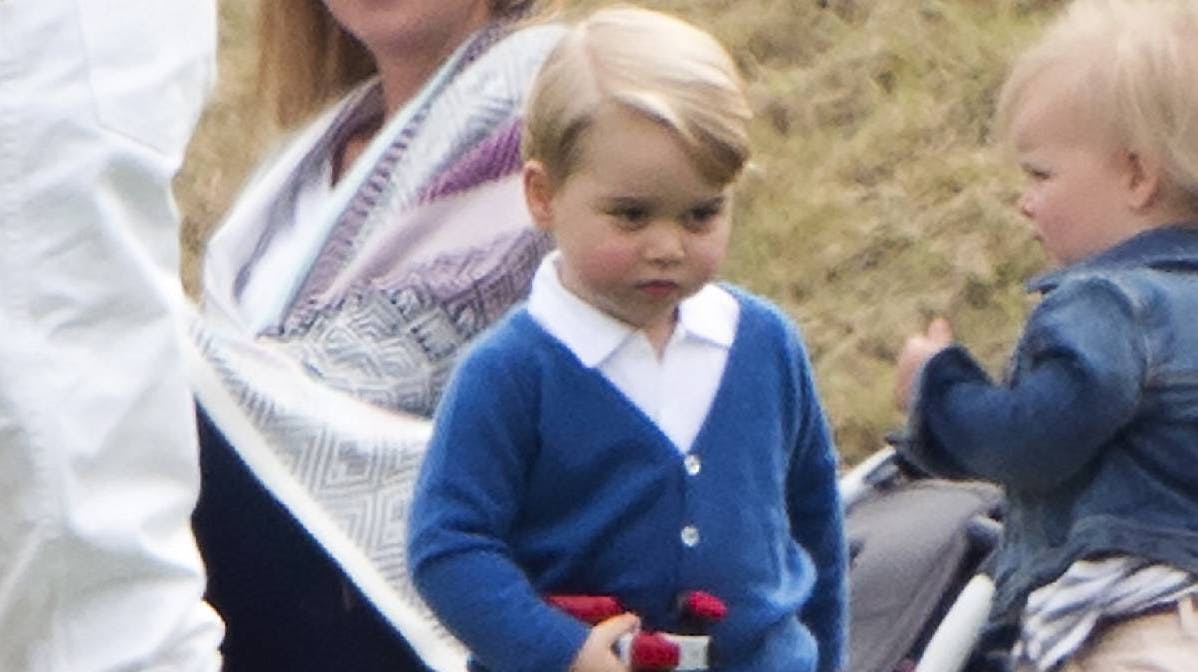 Prins George viste sig i weekenden ved en polokamp iført en blå strikcardigan, som nu er blevet særdeles populær blandt kunderne.