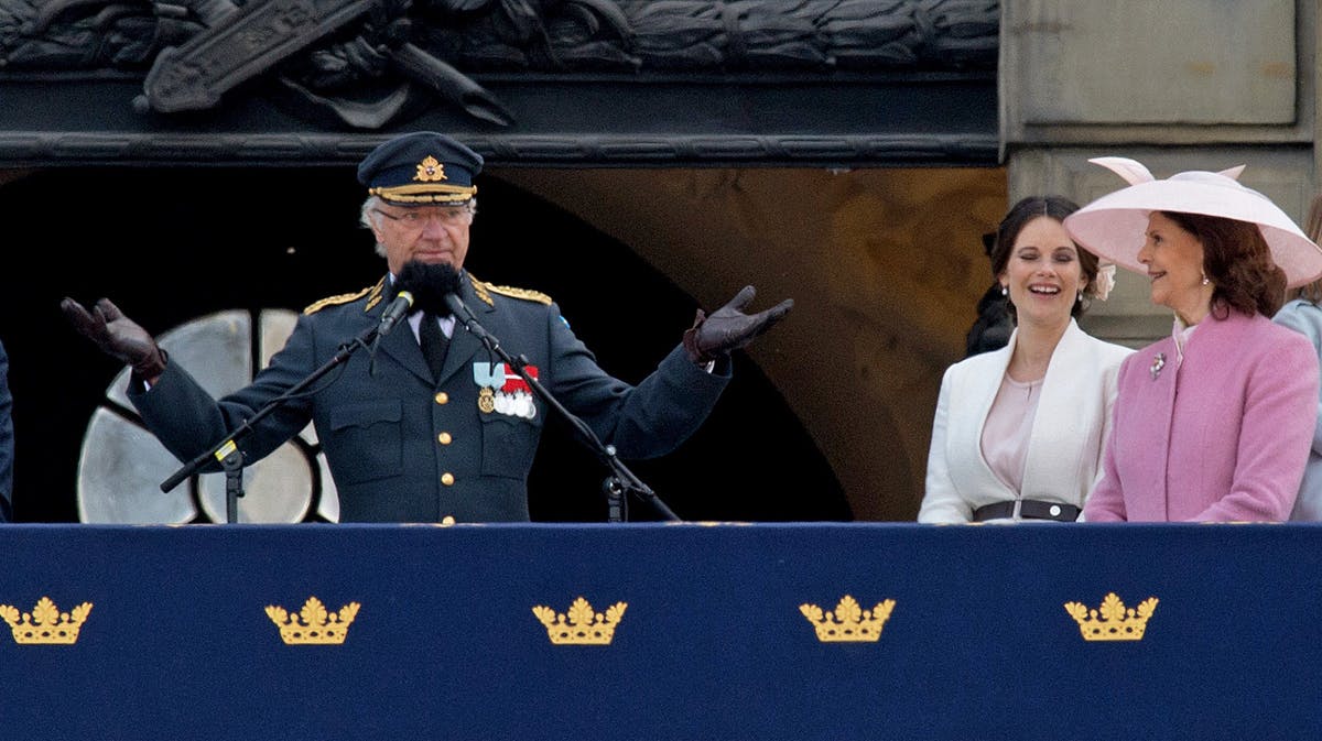 Kong Carl Gustaf på balkonen til sin fødselsdag.