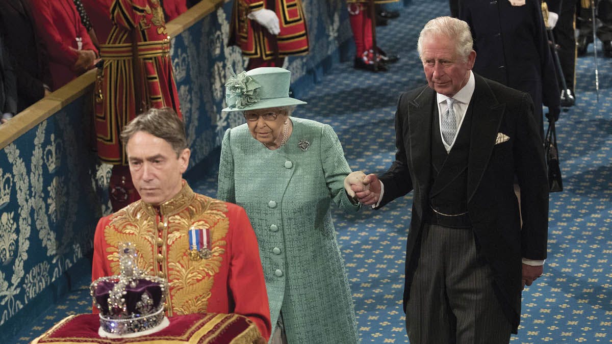 Dronning Elizabeth og prins Charles ved åbningen af parlamentet i 2019.
