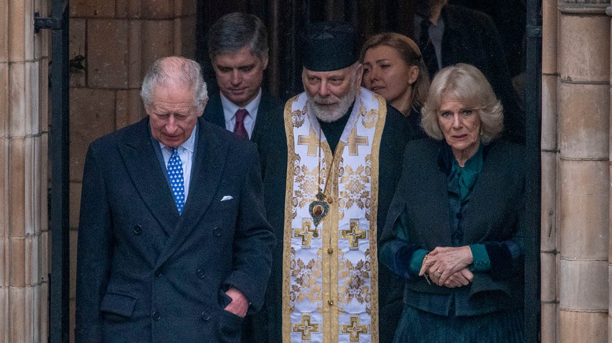 Prins Charles og hertuginde Camilla forlader den ukrainske katedral i London.