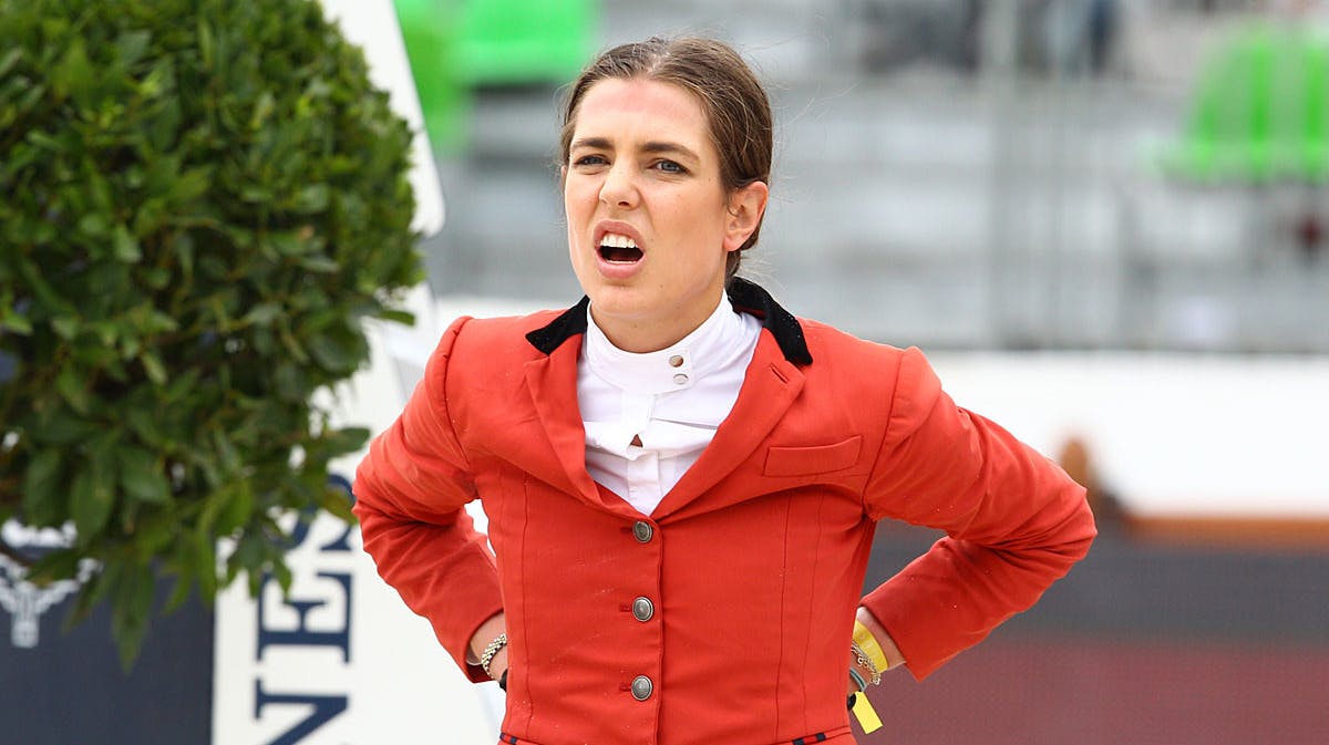 Charlotte Casiraghi med tydelige smerter efter faldet.