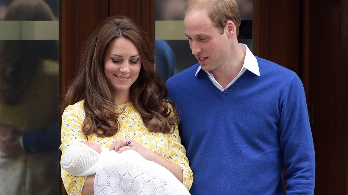 Prinsesse Charlotte vises frem efter fødslen.