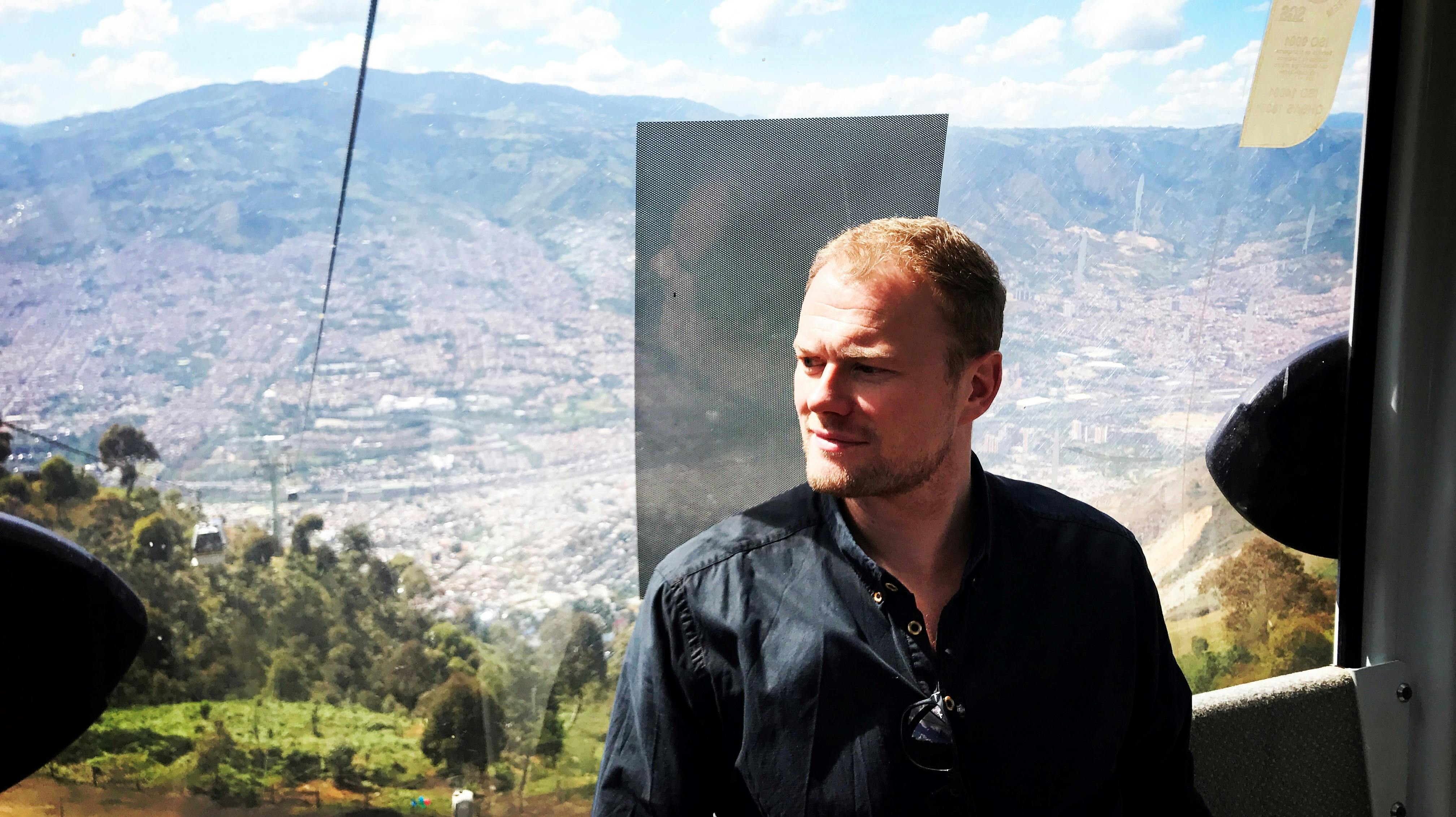 Christian Degn på vej i den svævende metro over byen Medellin i Columbia.