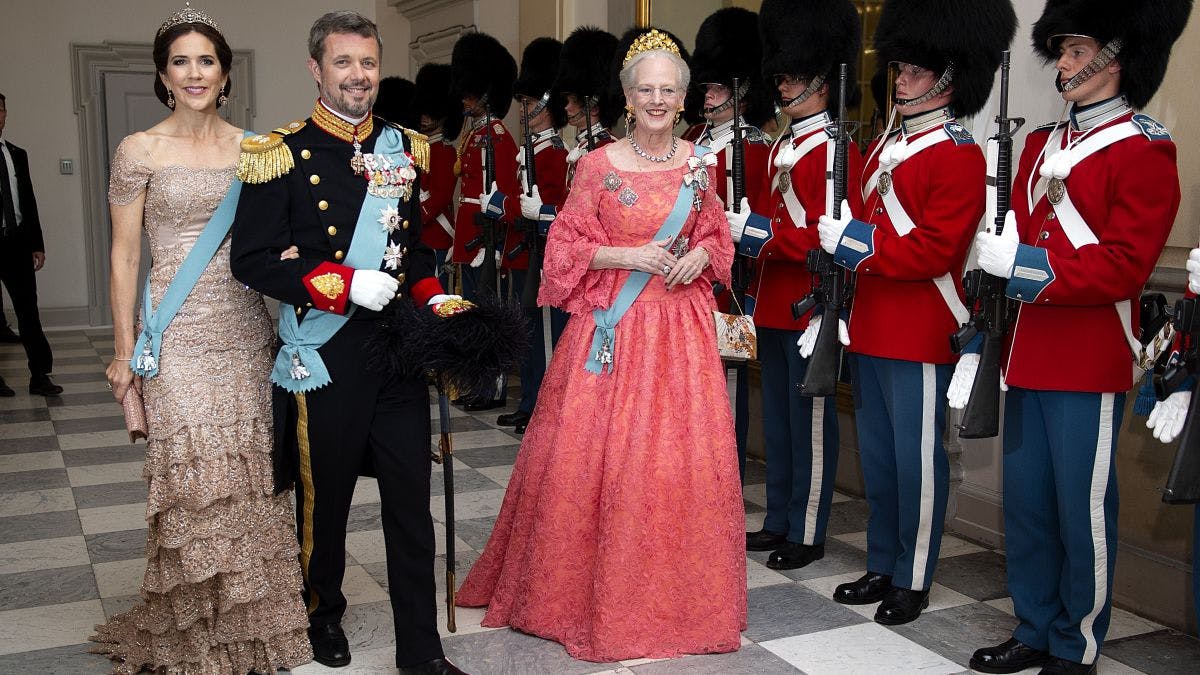 Kronprinsesse Mary, kronprins Frederik og dronning Margrethe ved kronprinsens 50-års fejring på Christiansborg Slot.