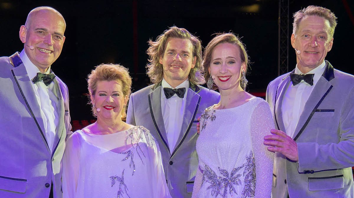 Cirkusrevyens cast, Niels Olsen, Pernille Schrøder, Carsten Svendsen, Merete Mærkedahl og Henrik Lykkegaard.