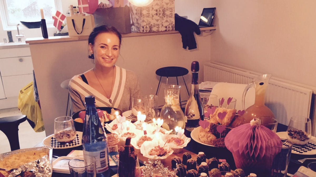 Claudia Rex blev overrasket af kæresten og veninderne på sin fødselsdag
