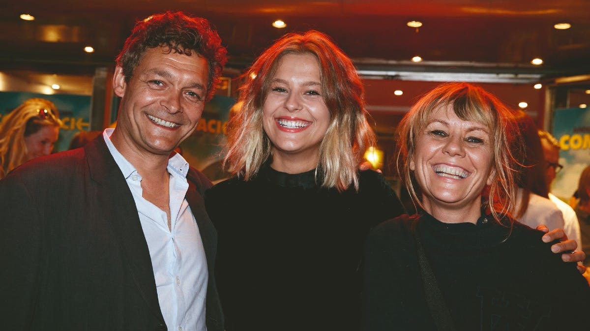 Roberta Reichhardt fotograferet med sine forældre, Peter Reichhardt og Line Knutzon, i 2016. 