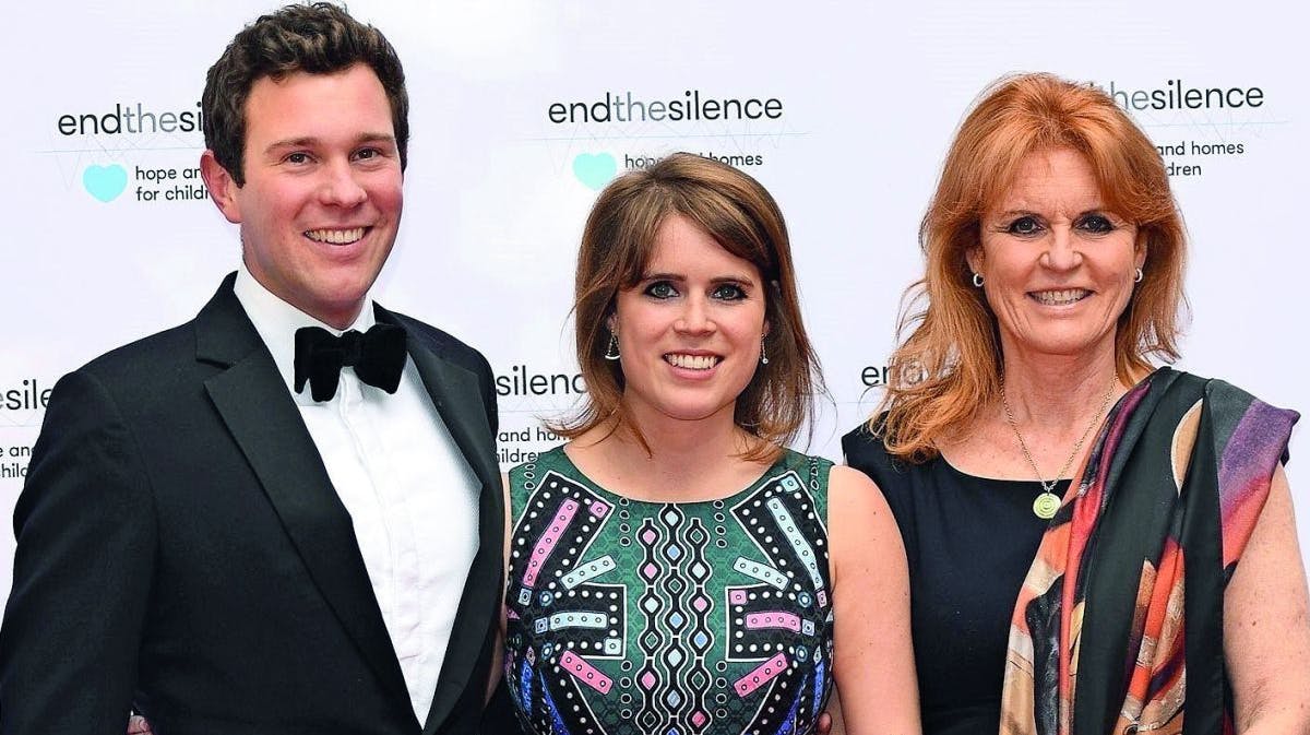 Brudgommen Jack Brooksbank, bruden prinsesse Eugenie og brudens mor, hertuginden af York, Sarah Ferguson