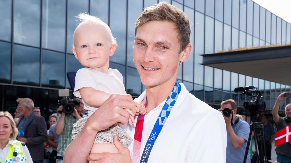 Viktor Axelsen og lille Vega i august 2021. 