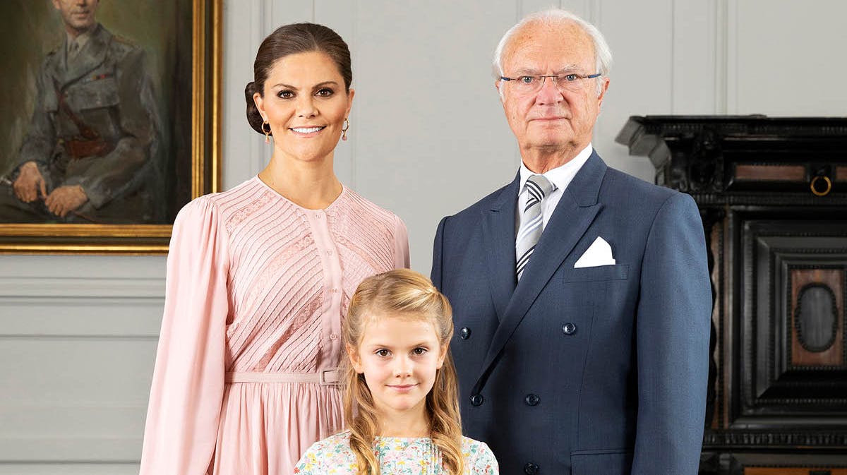 Kronprinsesse Victoria, prinsesse Estelle og kong Carl Gustaf. 