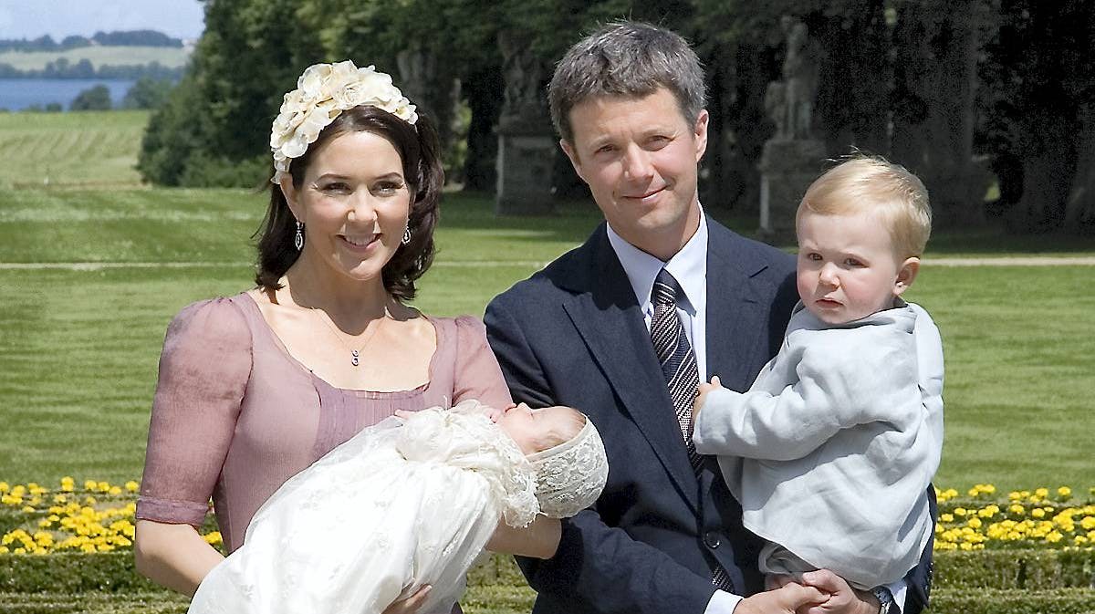 Kronprinsesse Mary og kronprins Frederik med prinsesse Isabella som dåbsbarn