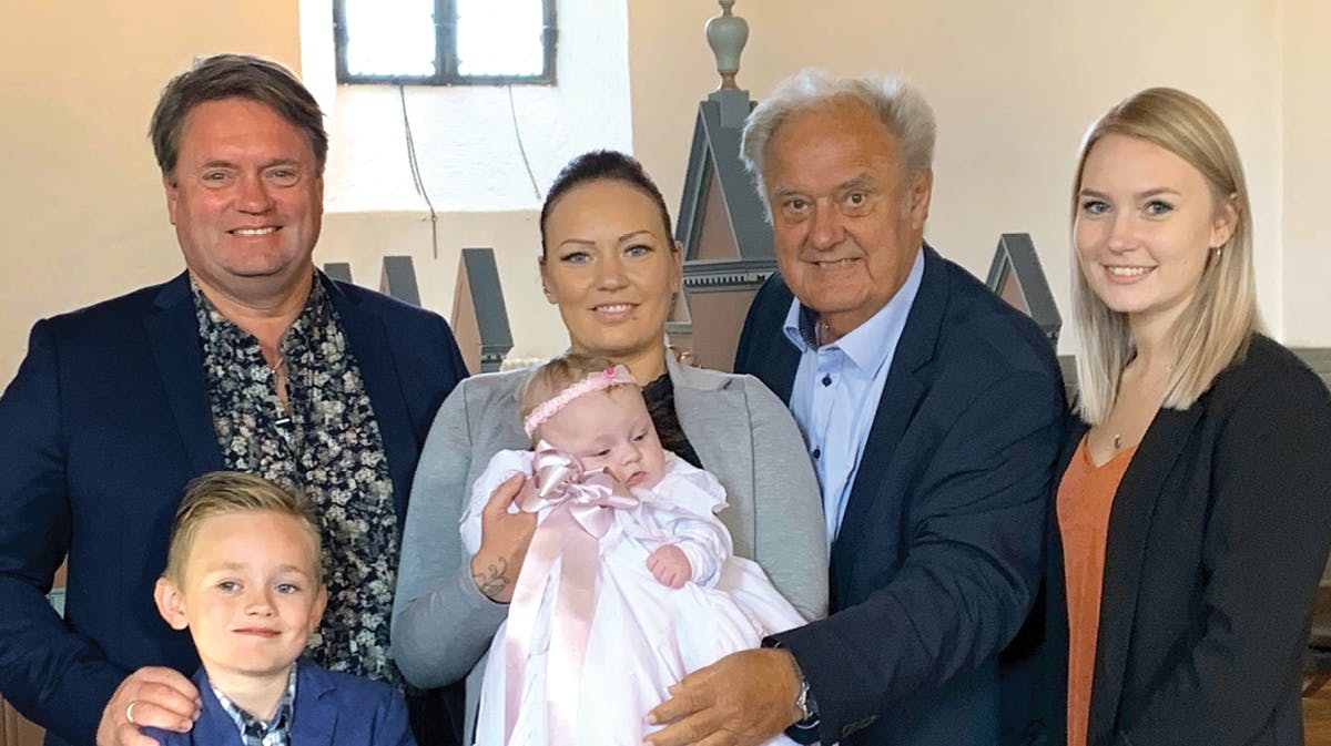 Johnny Hansen, Nicklas Hansen, Cecilie med datteren Natascha, oldefar Bjørn Hansen og Caroline.
