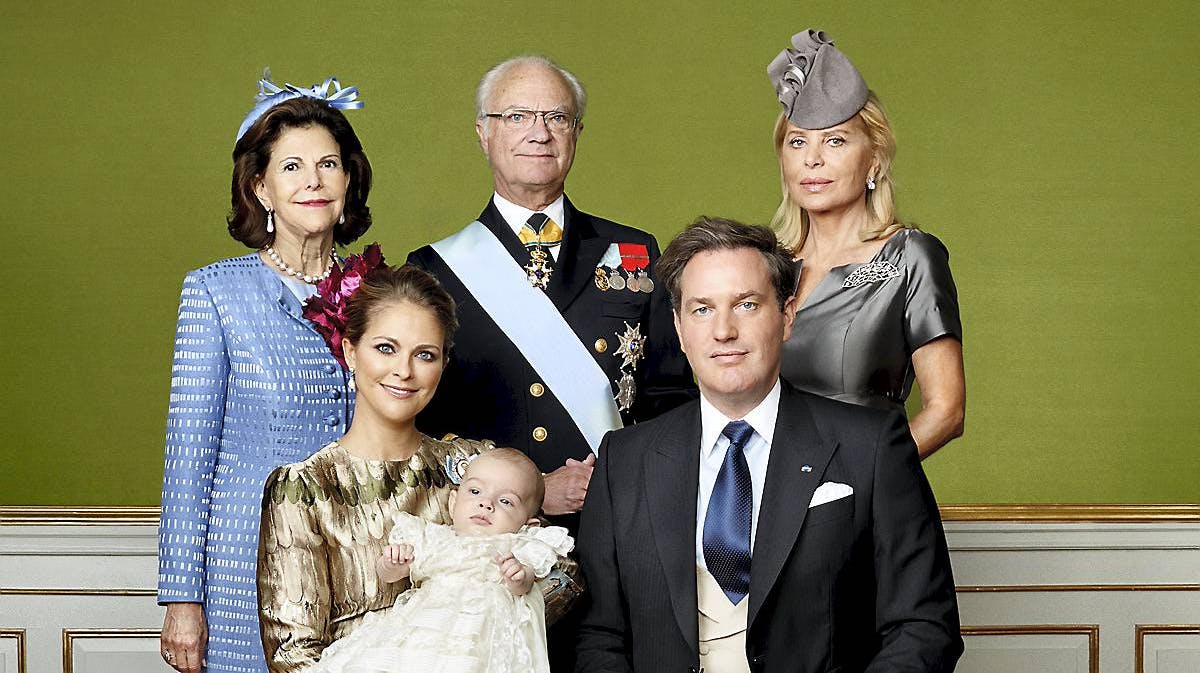 Prinsesse Madeleine med sin lille familie og prins Nicolas' bedsteforældre. 