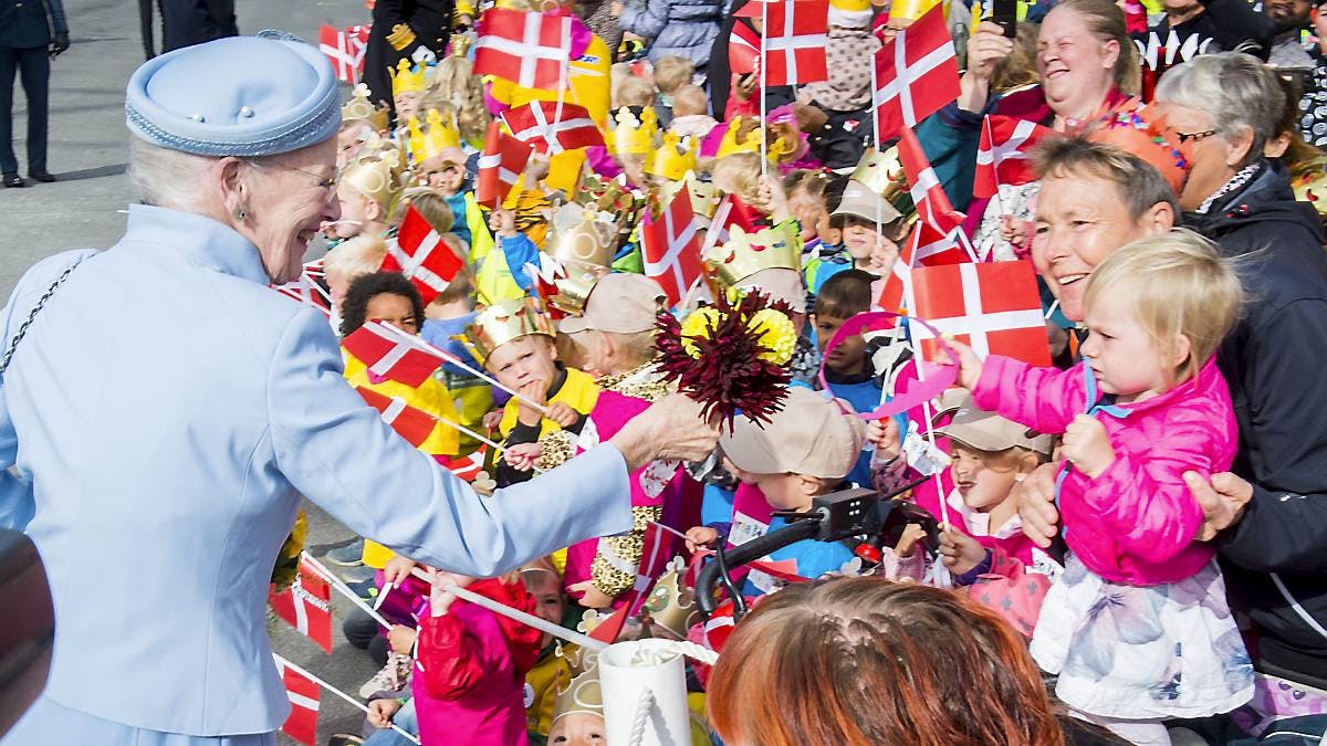 Dronning Margrethe hilste på de mange fremmødte i Aabenraa