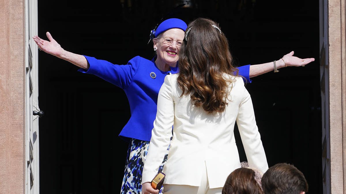 Dronning Margrethe modtager prinsesse Isabella på trappen.&nbsp;