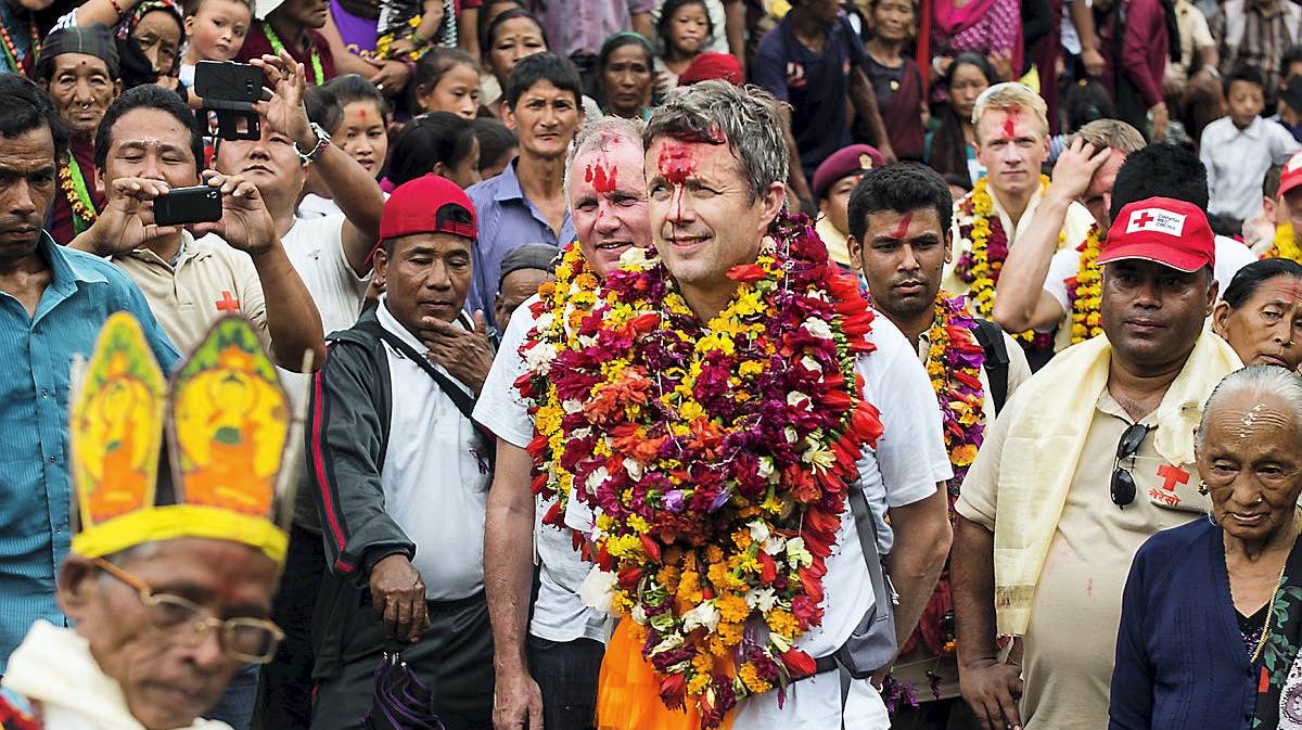 Velkomsten til kronprins Frederik var varm og traditionel: Gedemælk, blomsterkrans og en rød plet i panden.
