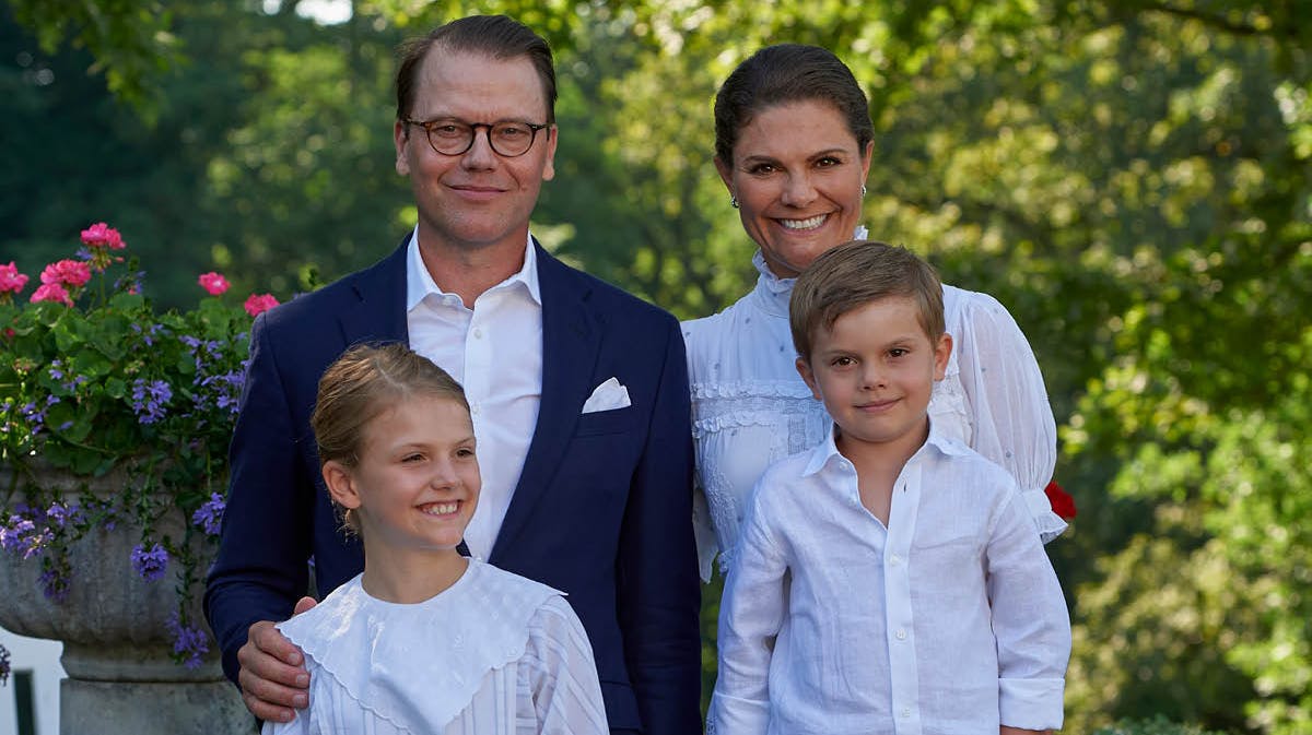 Prins Daniel, prinsesse Estelle, kronprinsesse Victoria og prins Oscar. Billedet af fra Victoriadagen 2021.&nbsp;