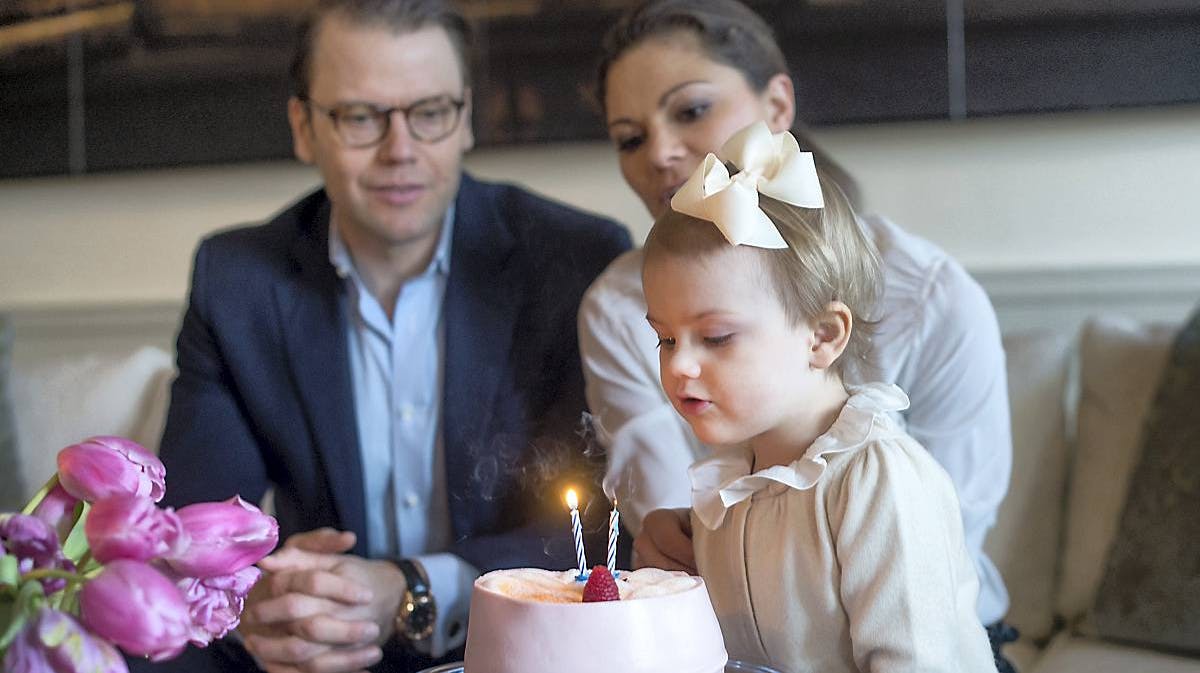 Prinsesse Estelle med forældrene prins Daniel og prinsesse Victoria ved hendes to års fødselsdag i februar 2014.