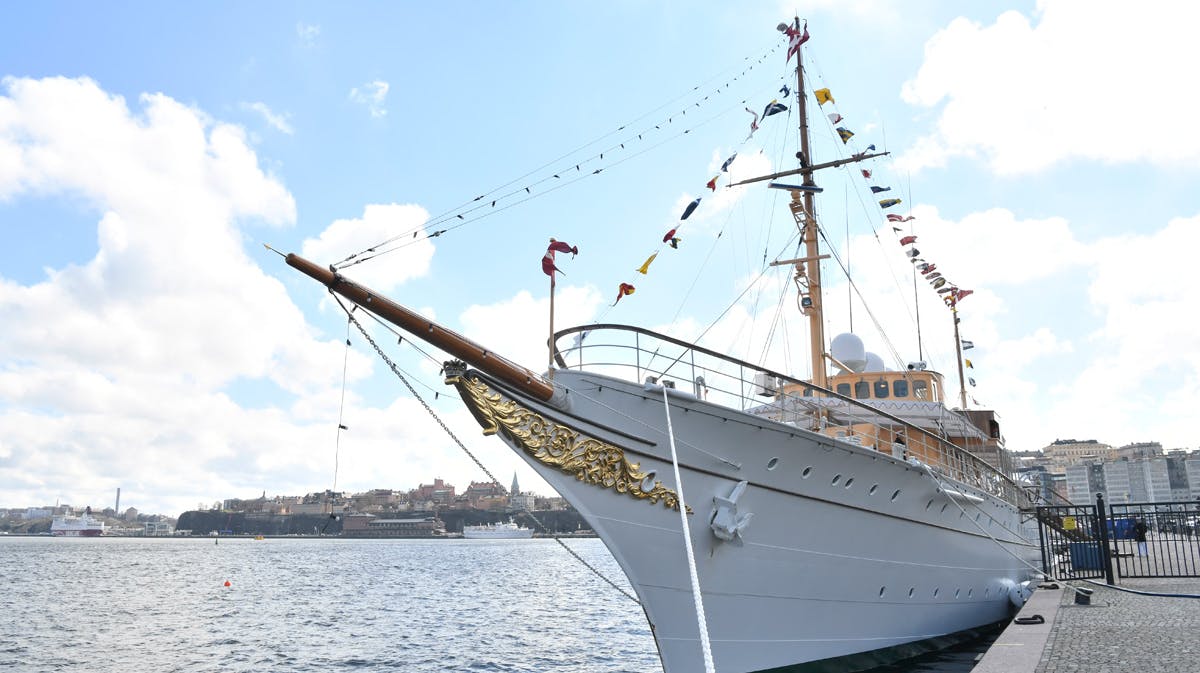 Kongeskibet Dannebrog i havnen i Stockholm.