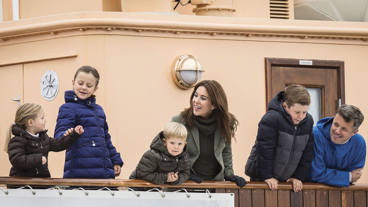 Kronprins Frederik og kronprinsesse Mary med deres fire børn; prins Christian, prinsesse Isabella, prins Vincent og prinsesse Josephine ombord på Dannebrog.