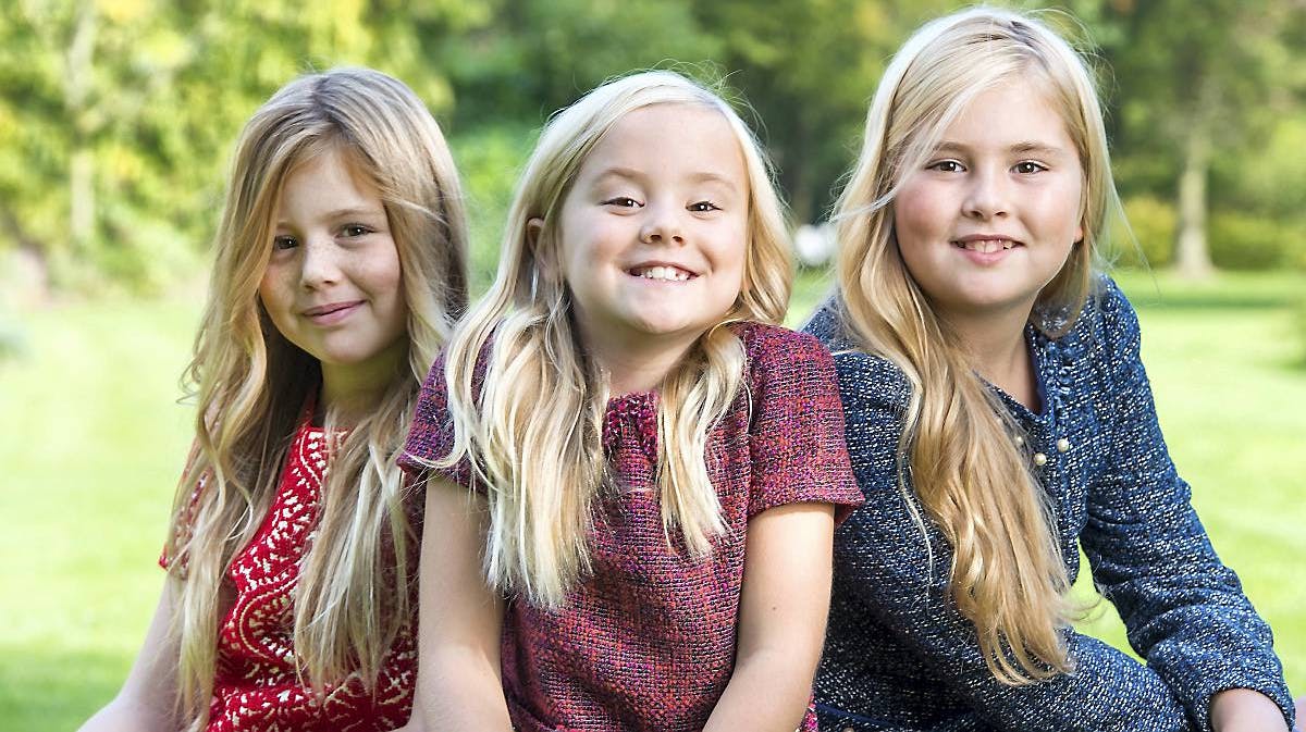 Amalia yderst til højre med sine to mindre søskende, Alexia og Ariane (i midten), på det helt nye foto, som er udsendt op til fødselsdagen søndag.